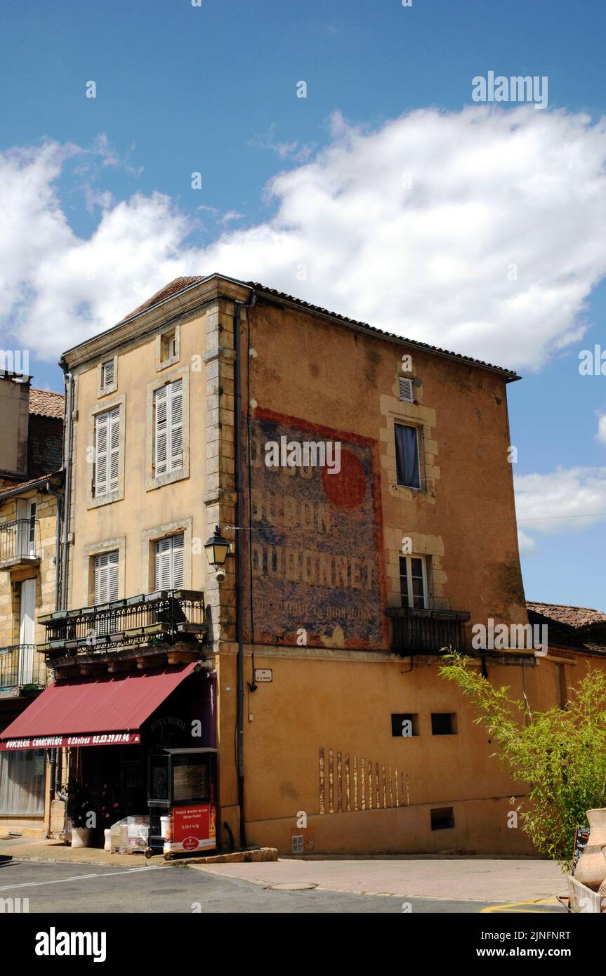 Une publicité pour l'apéritif Dubonnet sur le côté d'une boutique dans la ville de Belvès en Dordogne du sud-ouest de la France. Banque D'Images Une publicité pour l'apéritif Dubonnet sur le côté d'une boutique dans la ville de Belvès en Dordogne du sud-ouest de la France. Banque D'Images