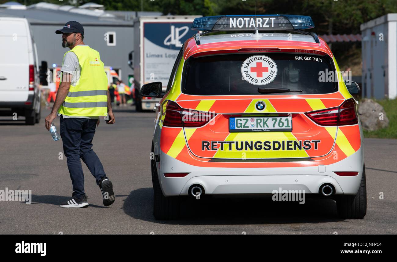 11 août 2022, Bavière, Günzburg: Le service de secours se tient à l'entrée de Legoland. Au moins 34 personnes ont été blessées lors d'un accident sur des montagnes russes à Legoland, dans la ville souabe de Günzburg, dont deux grièvement. Photo: Stefan Puchner/dpa Banque D'Images