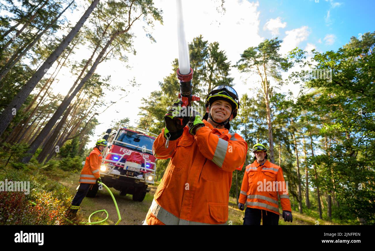 Wietzendorf, Allemagne. 09th août 2022. Les pompiers volontaires pratiquent l'utilisation du camion-citerne « CCFM 3000 ». Le 'CCFM 3000' est un véhicule hautement spécialisé pour lutter contre les feux de végétation qui est également adapté aux défis particuliers des opérations dans d'autres pays européens. La Basse-Saxe soutient la lutte contre les incendies de forêt dans la région sud-française de la Gironde avec deux de ces véhicules spéciaux et du personnel. (À dpa 'la Basse-Saxe soutient la lutte contre les incendies de forêt dans le sud de la France') Credit: Philipp Schulze/dpa/Alamy Live News Banque D'Images