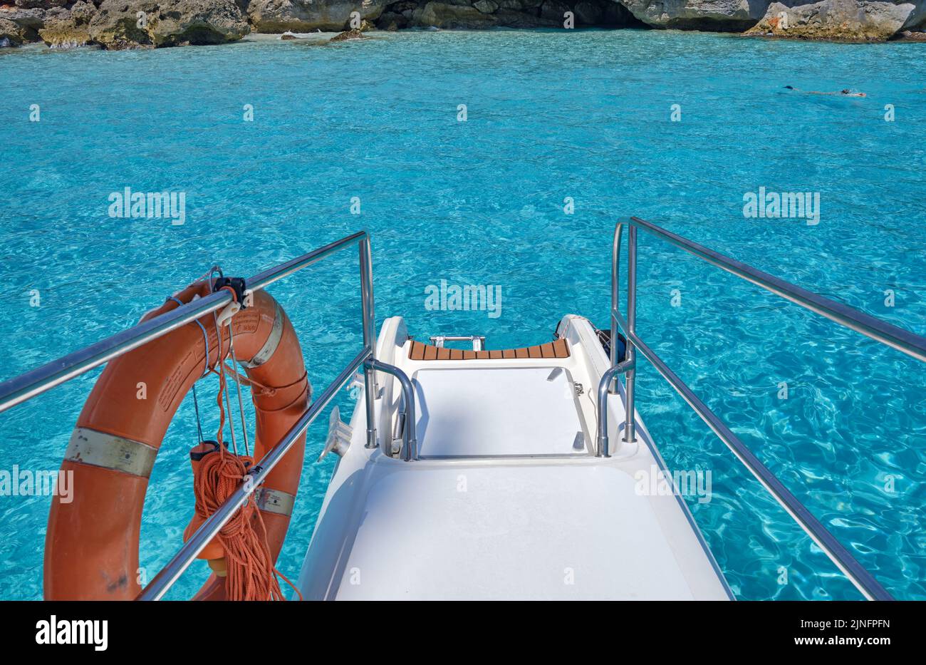 Minorque, Espagne: Belle baie avec catamaran à voile Banque D'Images