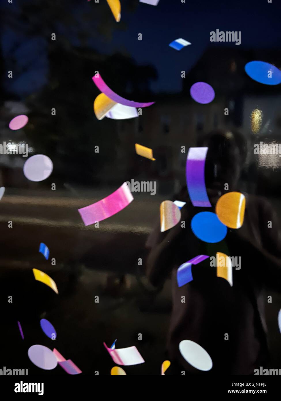 Des formes colorées et des réflexions de la rue dans une fenêtre opaque de magasin créent une intéressante abstraction visuelle à Brooklyn, New York. Banque D'Images