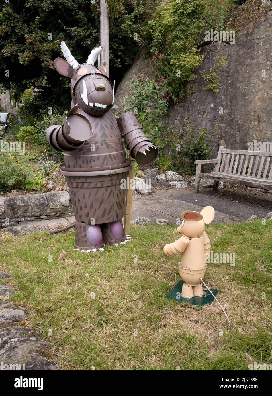 Festival Settle Flowerpot, juillet 2022. Un Gruffalo en pot de fleurs et une souris. Le festival a lieu chaque été. Banque D'Images