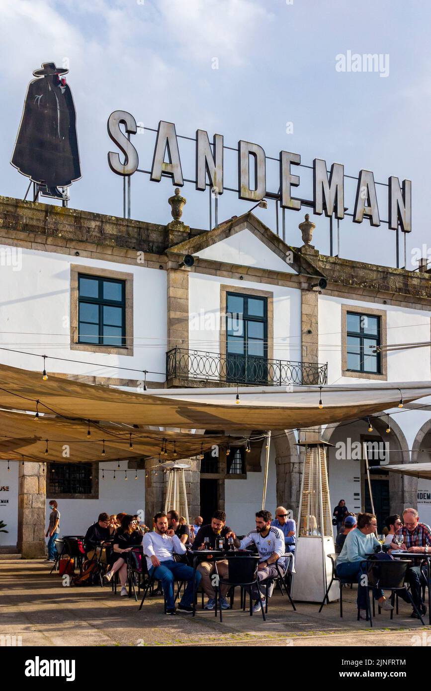 Touristes au café devant les caves à vin et de port de Sandeman sur le ...