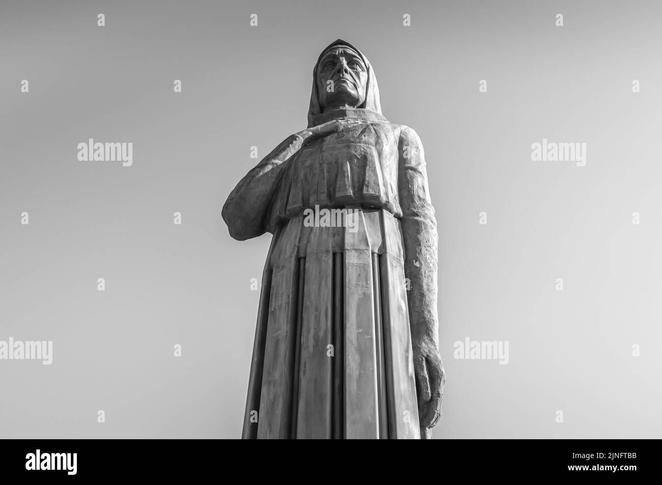 Monument à la mère en deuil contre un ciel sans nuages. Vladikavkaz, Ossétie du Nord. Noir et blanc. Banque D'Images