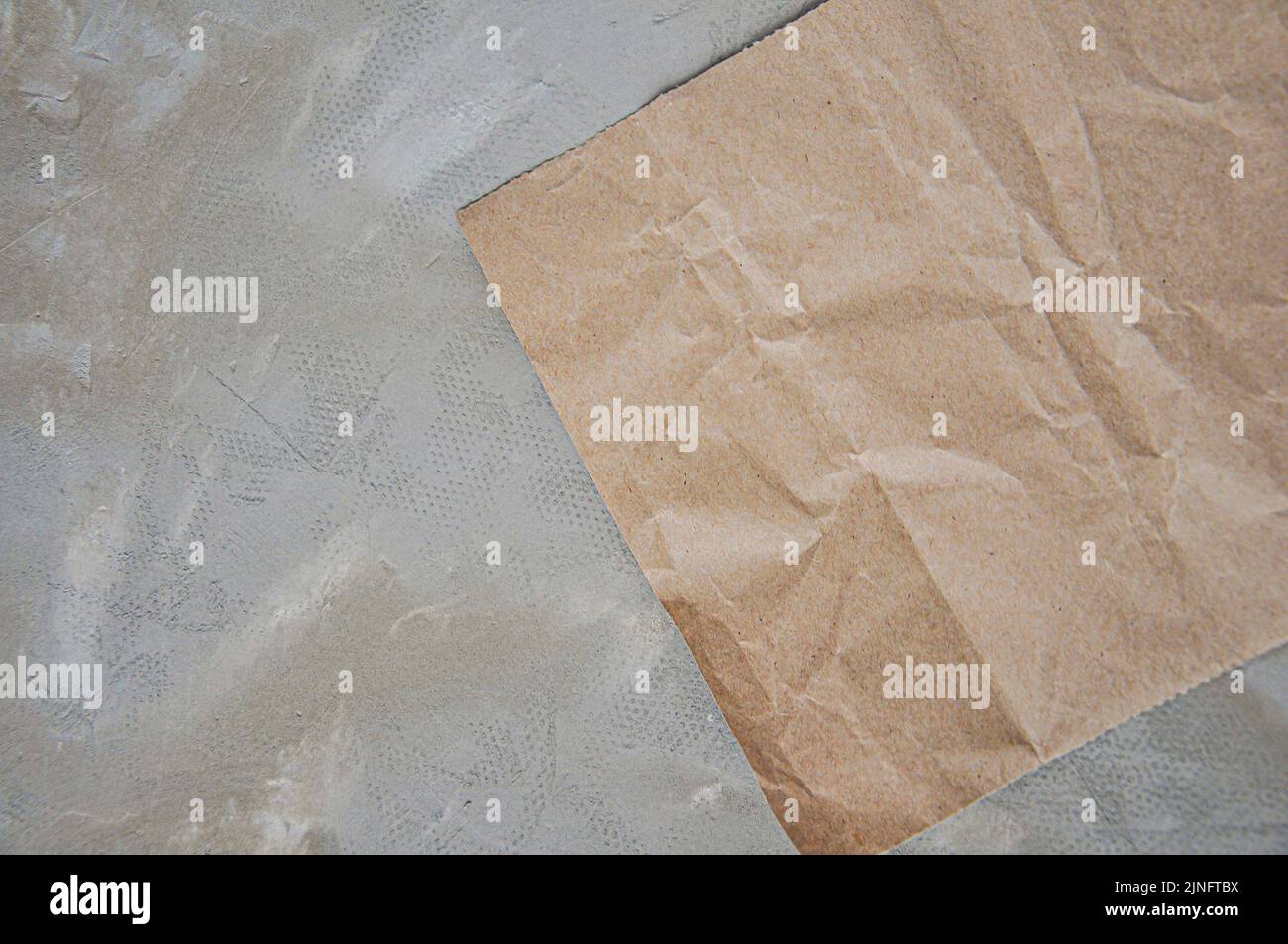 Papier brun froissé et fond gris, texture du papier artisanal Banque D'Images