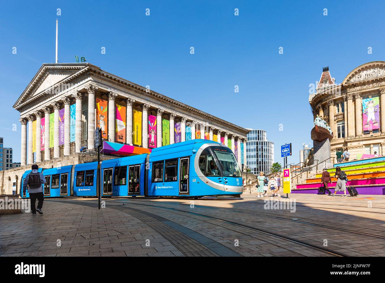 BIRMINGHAM, ROYAUME-UNI - 28 JUILLET 2022. Un tramway Metro West Midlands qui longe la place Victoria dans le centre-ville de Birmingham pendant le trajet commun Banque D'Images