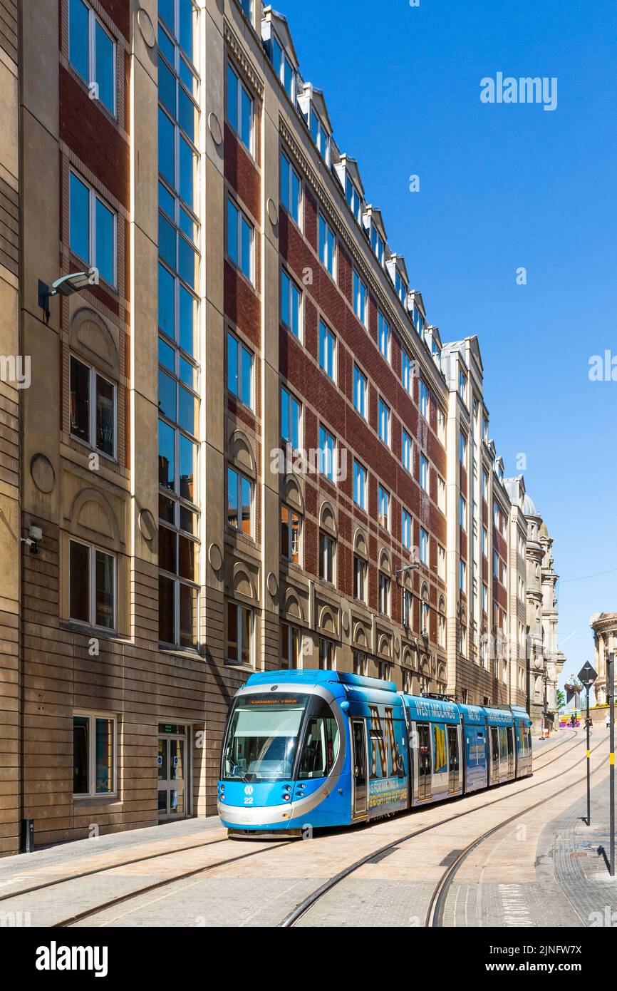 BIRMINGHAM, ROYAUME-UNI - 11 AOÛT 2022. Un tramway Metro West Midlands qui longe les rues du centre-ville de Birmingham Banque D'Images