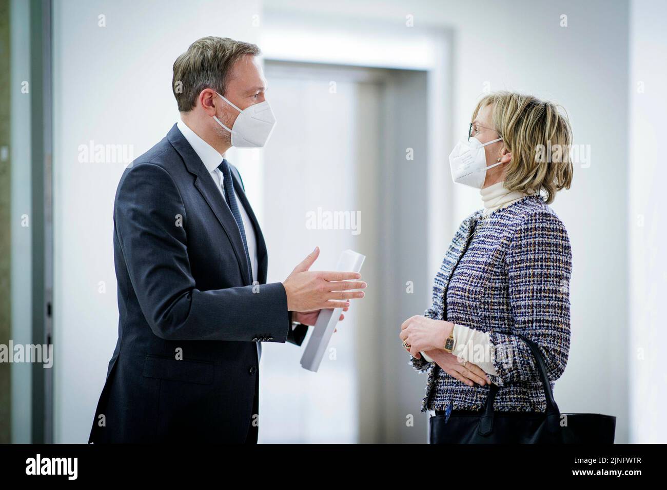 Christian Lindner, ministre fédéral des Finances, (L) rencontre Mairead McGuinness, commissaire européen aux services financiers, à la stabilité financière et à l'Union des marchés de capitaux, (R) au ministère fédéral des Finances pour des pourparlers. Berlin, 28 janvier 2022. Copyright: Janine Schwithz/ photothek.de Banque D'Images