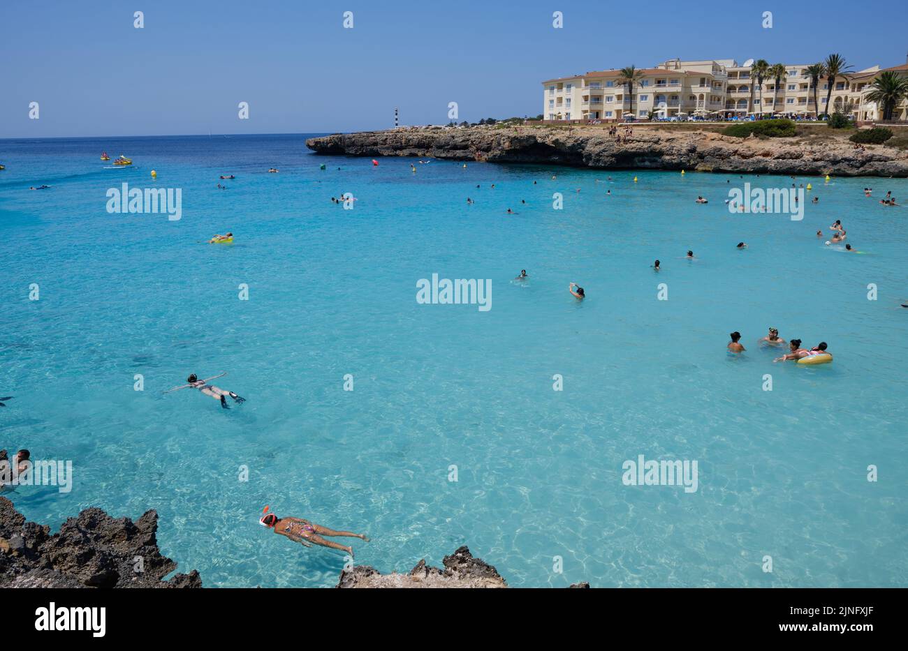 Minorque, Espagne: Cala en Bosch Beach minorque . Cami de cavalls. Belle plage de minorque avec un petit hôtel en arrière-plan. Sable blanc et turquoise Banque D'Images