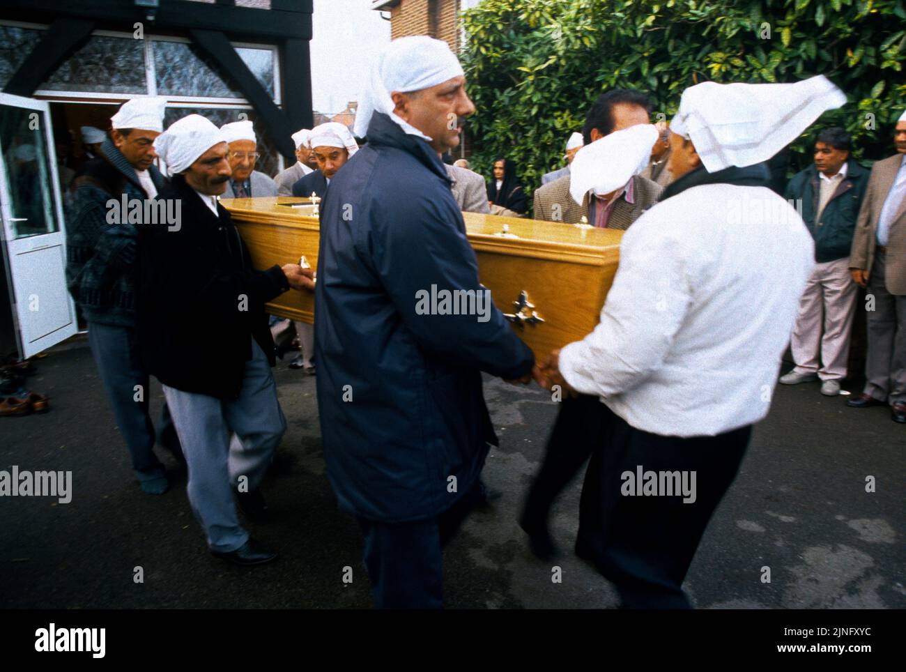 Sikh Funeral (Antam Sanskaar) hommes transportant du cercueil de l'Angleterre d'origine Banque D'Images