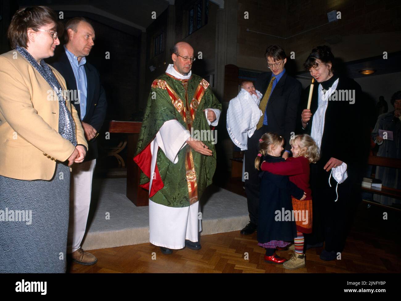 Les parrains et la famille à Christening dans l'église catholique St Bernard Surrey Angleterre Banque D'Images
