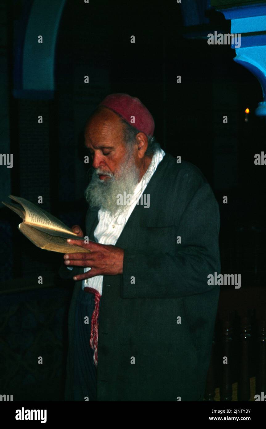 Djerba Tunisie Synagogue la Ghriba Homme juif lisant Torah Banque D'Images