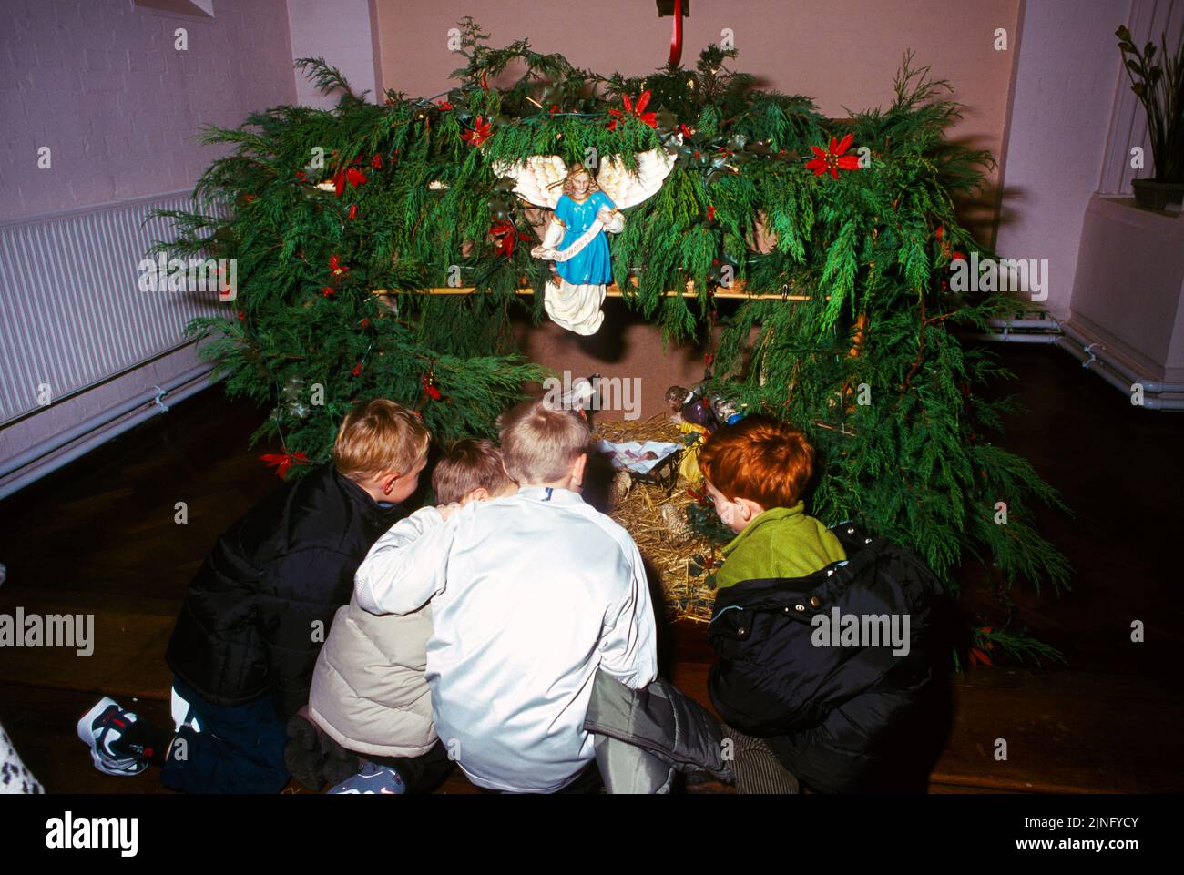 Église catholique St Cecilias Cheam enfants à la veille de Noël de Crib Banque D'Images