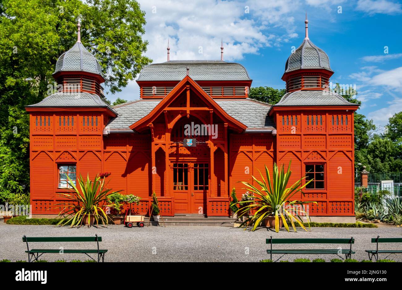 Pavillon d'exposition ancien et coloré au jardin botanique de Zagreb Banque D'Images