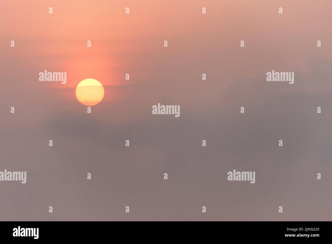 Le soleil se lève sur les nuages Banque D'Images