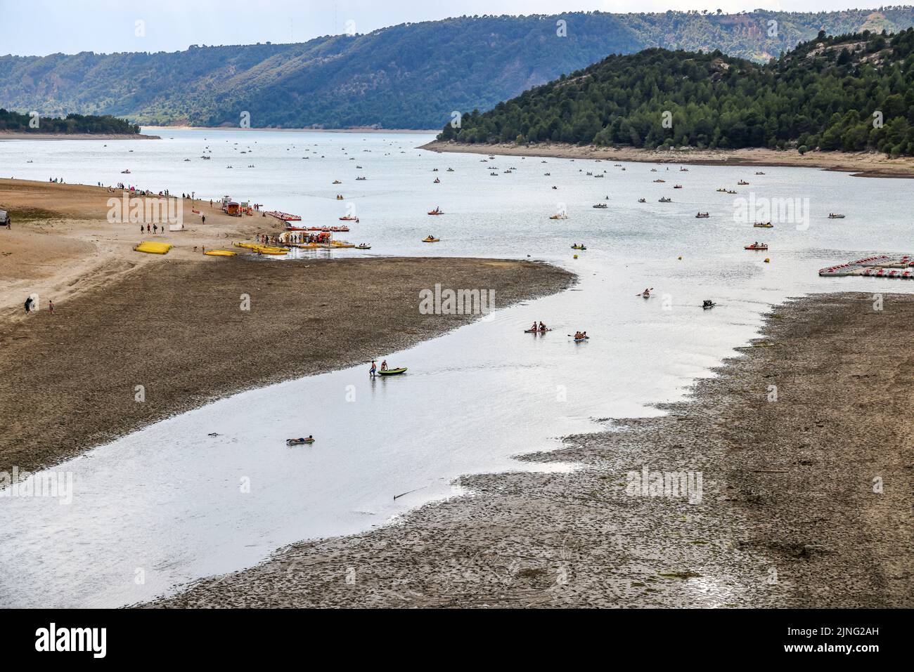 Aiguines, France. 11th août 2022. Des canoës et des sous-lappent dans le  petit vestige de la rivière Verdon, à la tête du réservoir du lac de Sainte- Croix. La chaleur et le manque