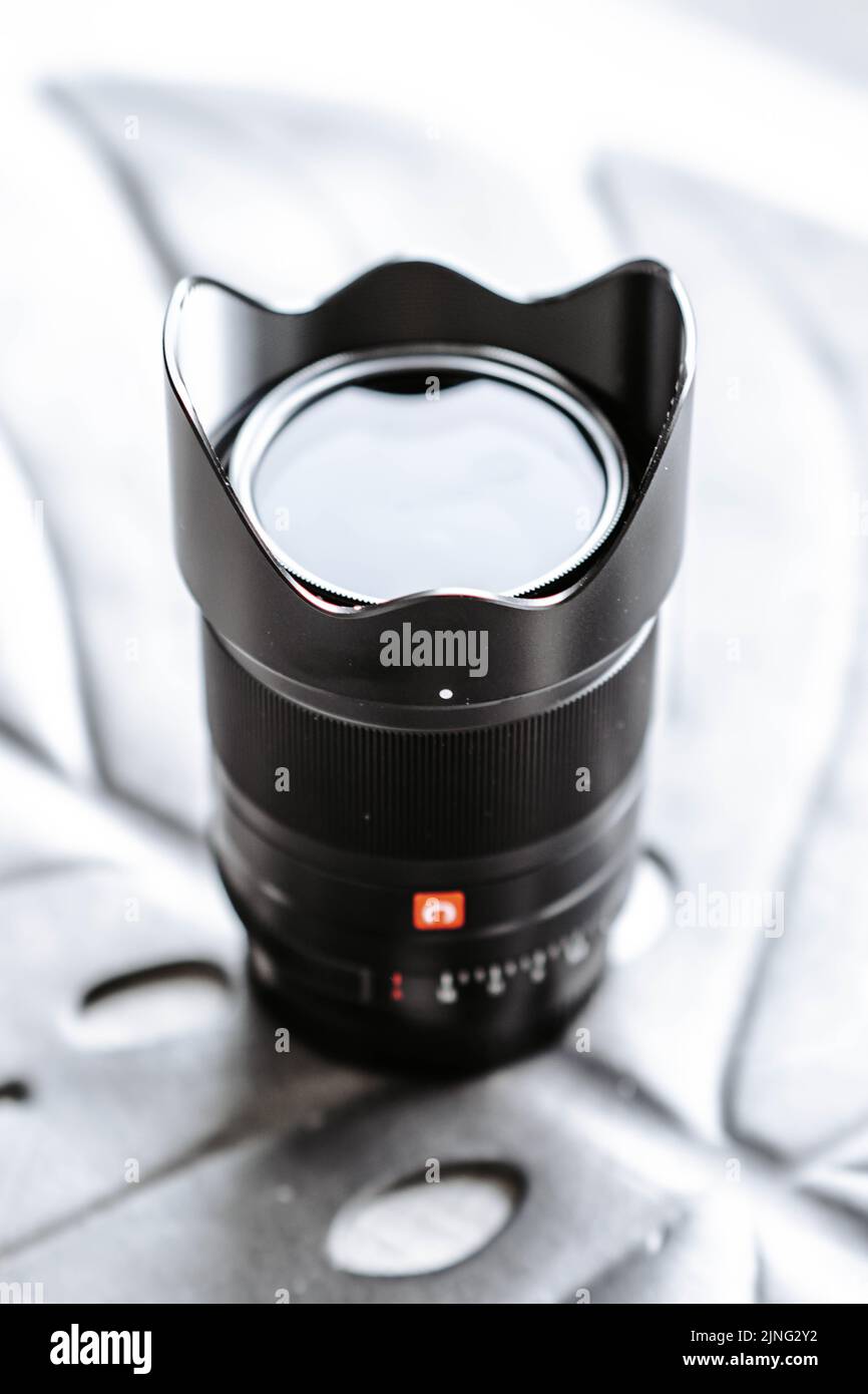 Gros plan de l'objectif de l'appareil photo sur un arrière-plan gris abstrait Banque D'Images
