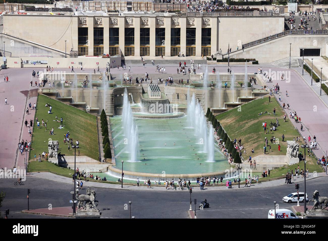 Fontaine du Trocadéro - vue générale des célèbres monuments parisiens depuis le sommet de la Tour Eiffel à Paris, France sur 9 août 2022. Photo de Charles Guerin/ABACAPRESS.COM Banque D'Images