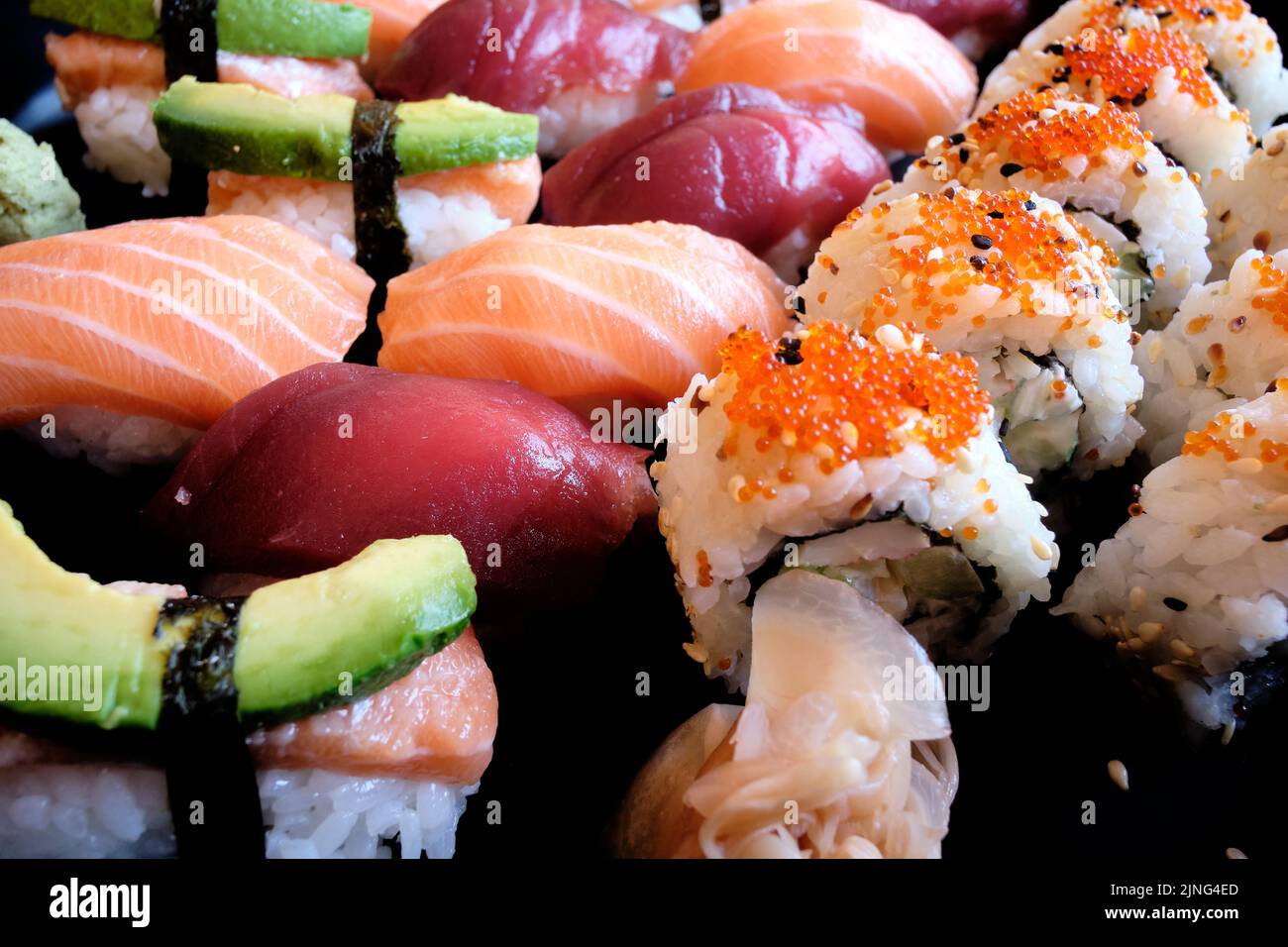 Sushi japonais. Maki et petits pains au thon, au saumon, aux crevettes, au crabe et à l'avocat. Vue de dessus de l'assortiment de sushis. Rouleau de sushis arc-en-ciel, uramaki, hosoma Banque D'Images