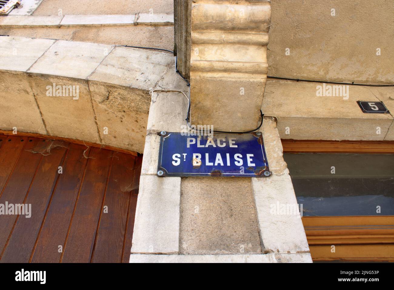 Vue abstraite d'un panneau de rue typiquement français ici à la place St Blaise situé dans la belle ville rurale de Châteaumeillant dans le centre de la France. Banque D'Images