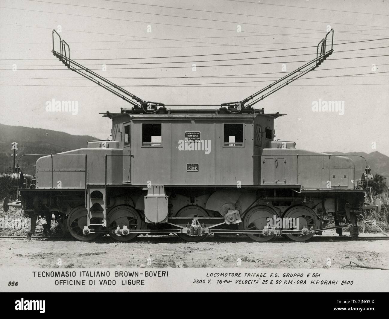 Treni e Tram - Locomotore Trifase FS Gruppo E551 Tecnomasio Italiano Brown-Bover Officine di Vado Ligure (anni 20) Banque D'Images