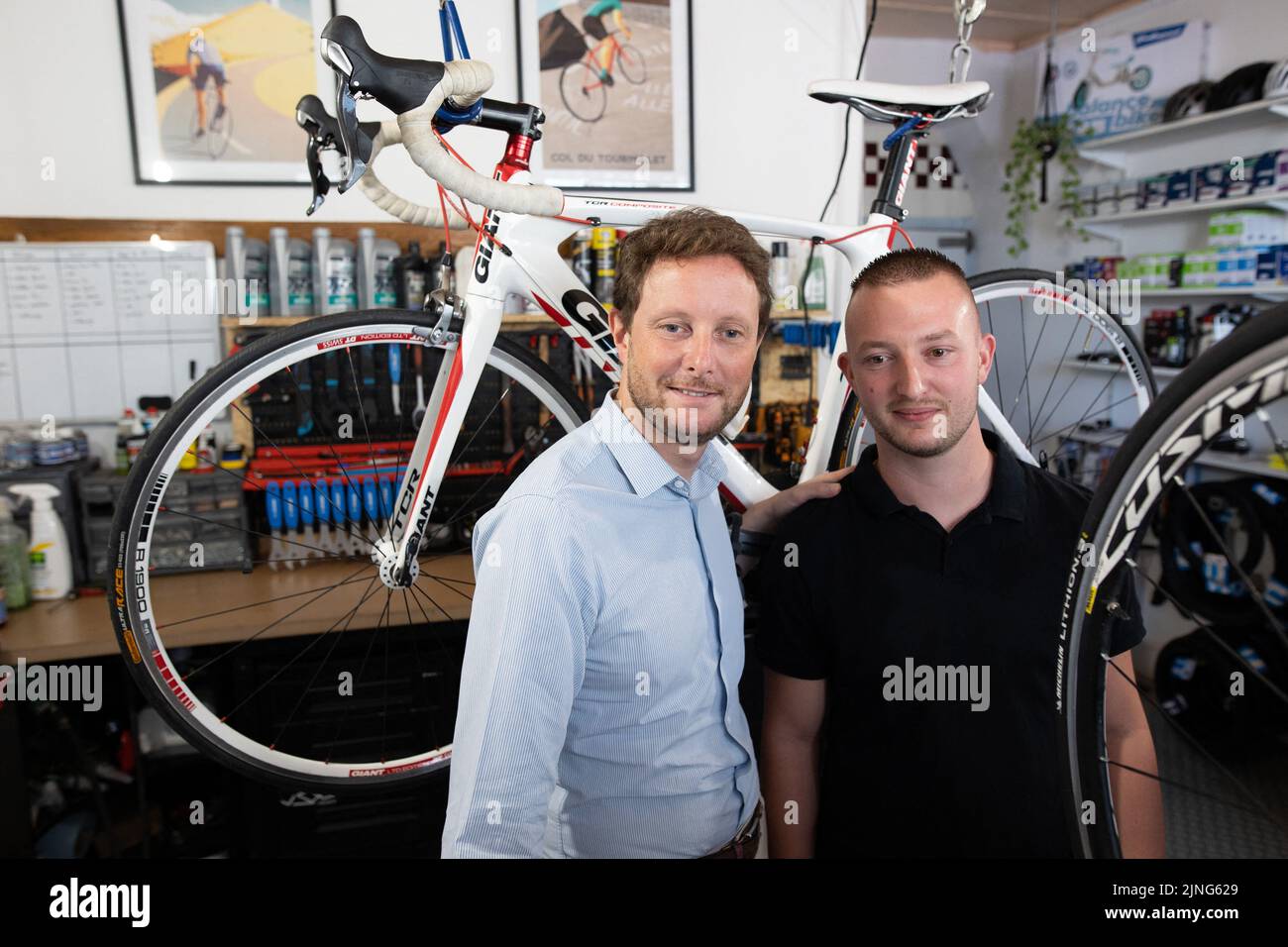Le sous-ministre français des Transports Clément Beaune visite un atelier de réparation de vélos après avoir porté un vélo électrique afin de promouvoir la mobilité douce, sur la piste cyclable qui relie Paris et Mont Saint-Michel, entre Illiers-Combray, centre de la France, sur 11 août 2022. Photo de Raphael Lafargue/ABACAPRESS.COM Banque D'Images