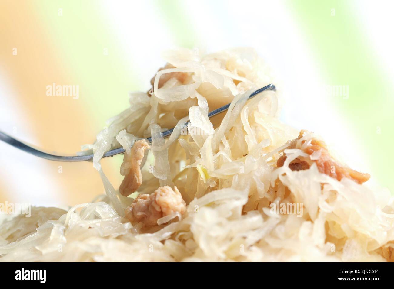 Sauerkraut allemand avec viande hachée sur la fourchette (macro, mise au point manuelle) Banque D'Images