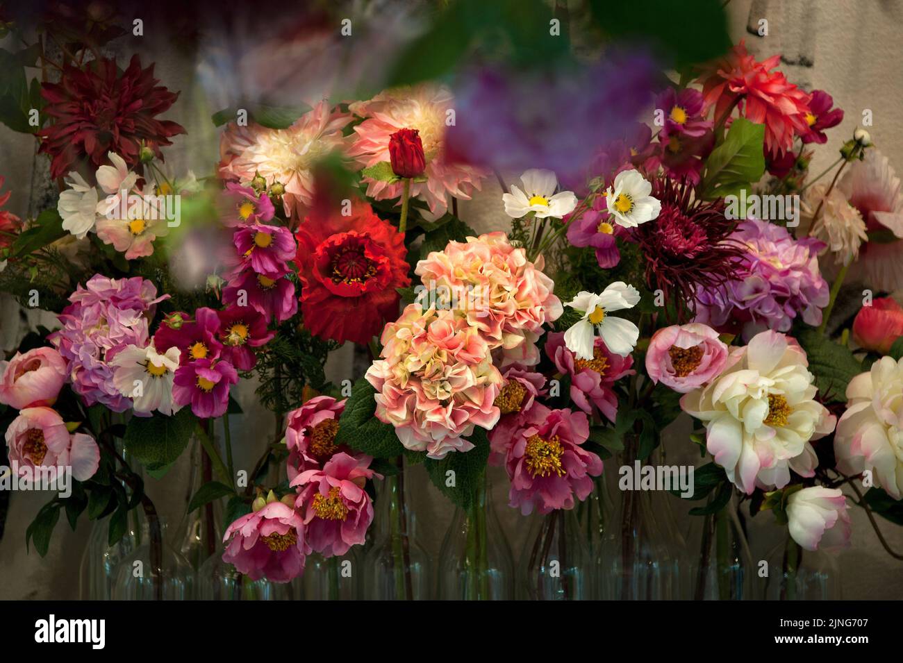 Fleurs à la maison, arrangements floraux avec fleurs en tissu. Banque D'Images