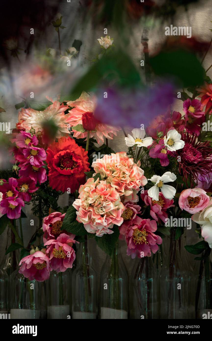 Fleurs à la maison, arrangements floraux avec fleurs en tissu. Banque D'Images