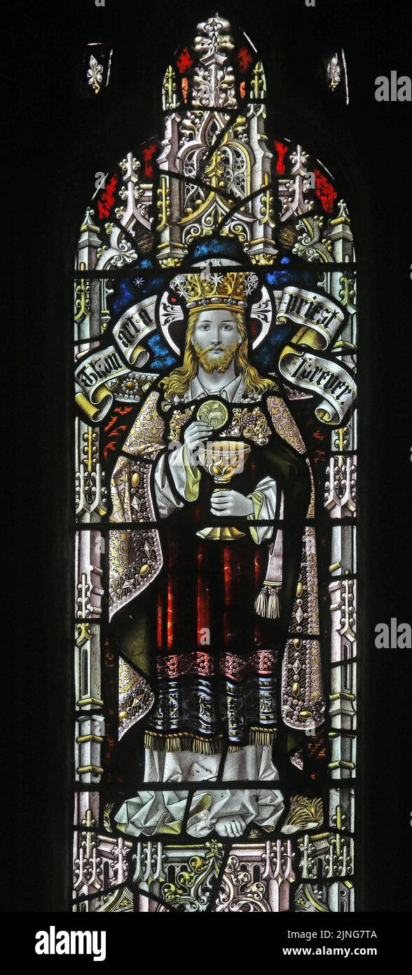 Vitraux de Percy Bacon & Brothers dépeignant Christ as Priest, église St Mawgan, église Mawgan-in-Pyder, Cornouailles, Angleterre Banque D'Images