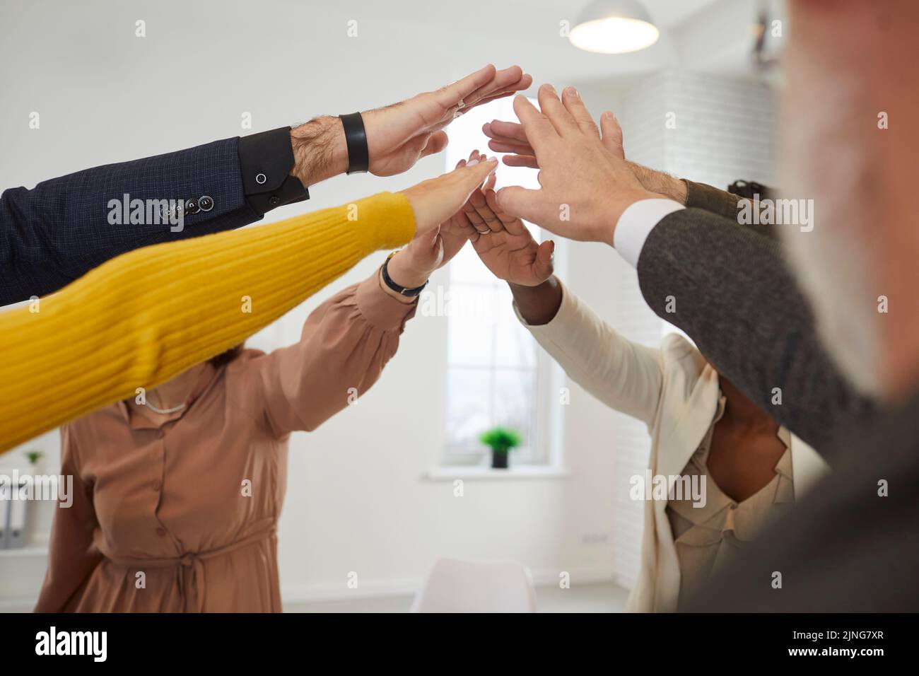 Équipe de gens d'affaires ayant un objectif commun se joignant à leurs mains au cours d'une réunion de travail Banque D'Images