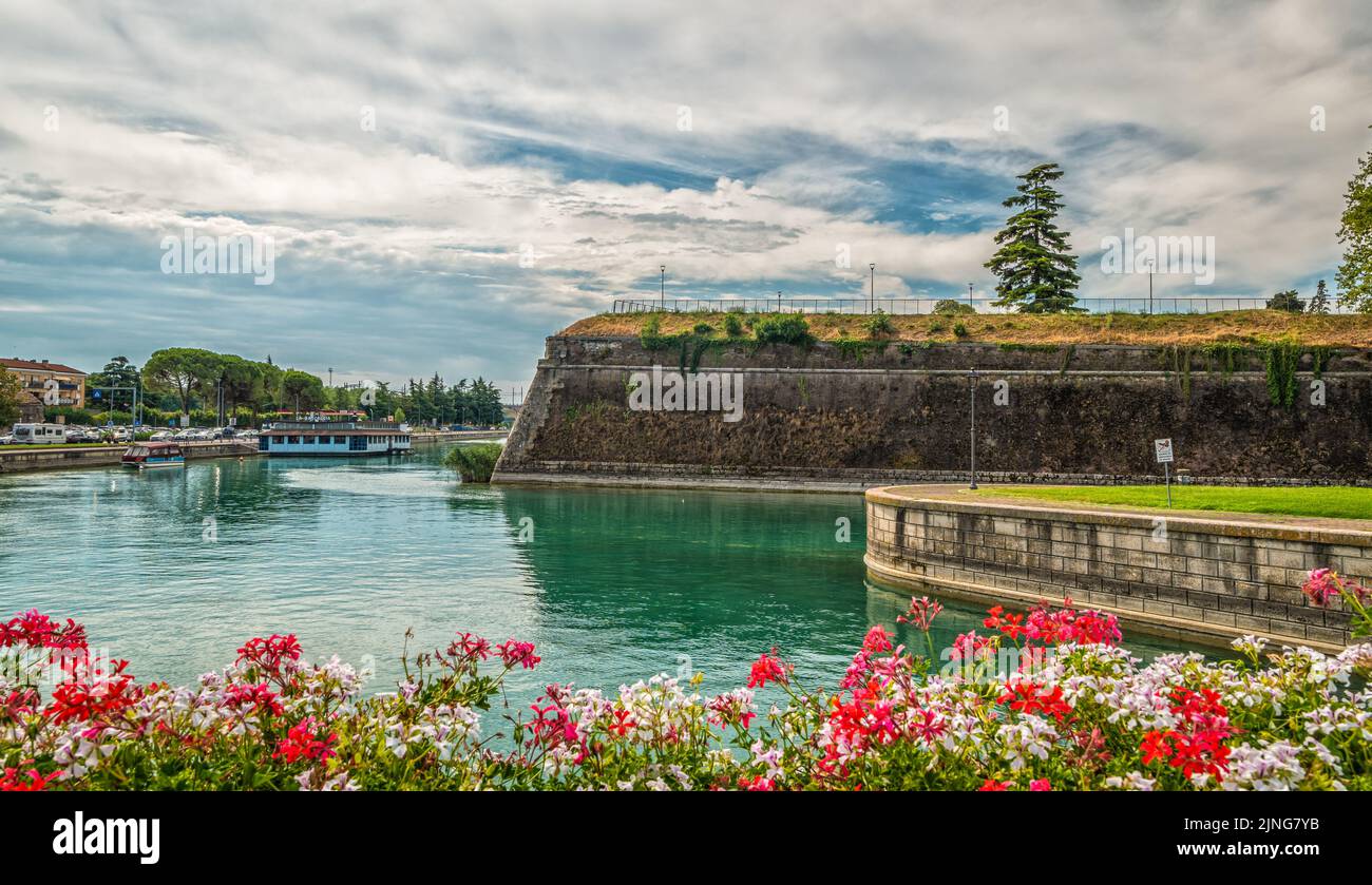 L'ancien mur de la forteresse vénitienne de la ville de Peschiera del Garda, province de Vérone, nord de l'Italie. Charmante citadelle fortifiée Banque D'Images