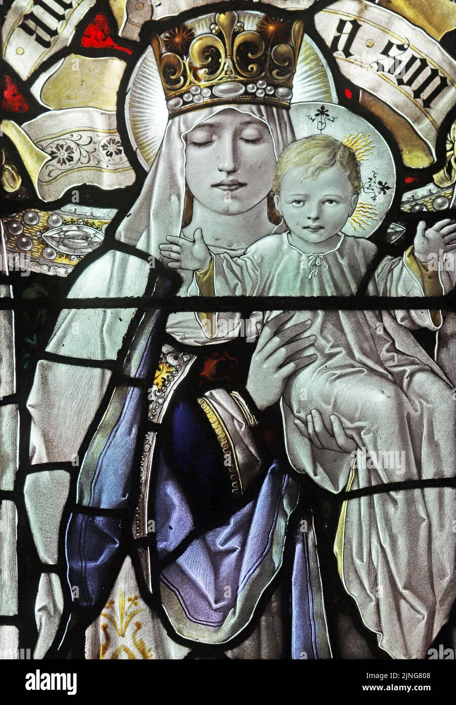 Vitraux de Percy Bacon & Brothers représentant la Sainte Vierge à l'enfant, Mawgan-in-Pyder, Cornouailles Banque D'Images
