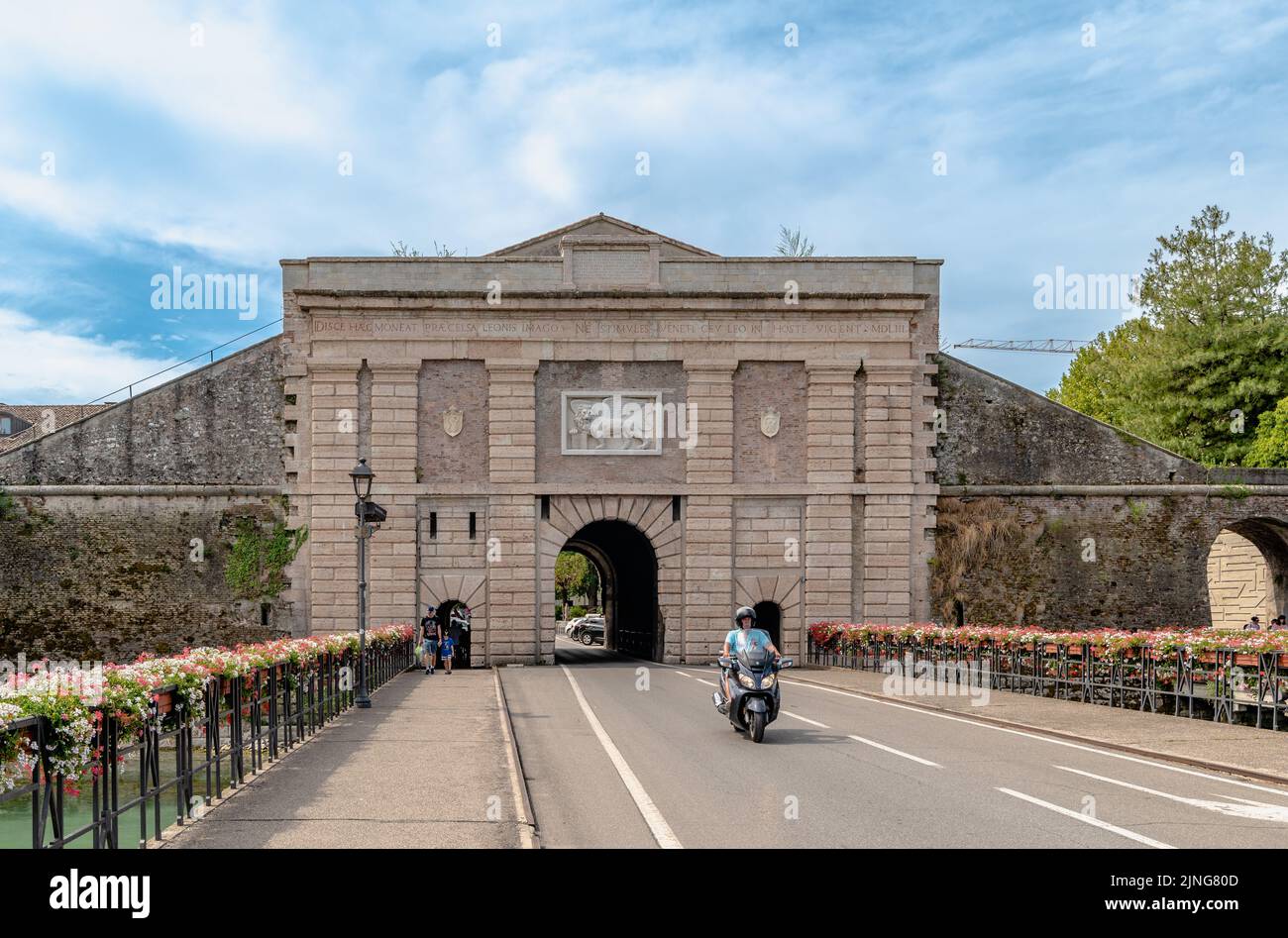 L'entrée de la Porta Verona de la forteresse de Peschiera del Garda. Province de Vérone, Vénétie, Italie, Europe. Charmante citadelle fortifiée Banque D'Images
