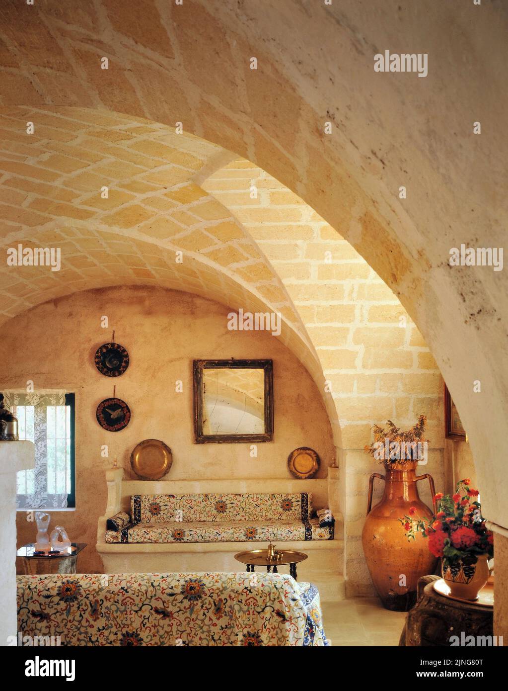 Architecture bio-durable, maison de campagne en pierre tuf. Banque D'Images