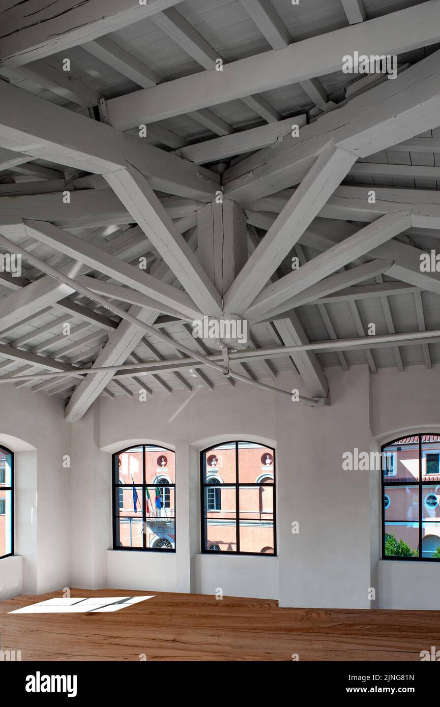 Architecture bio-durable, grenier avec plafonds et poutres en bois. Banque D'Images