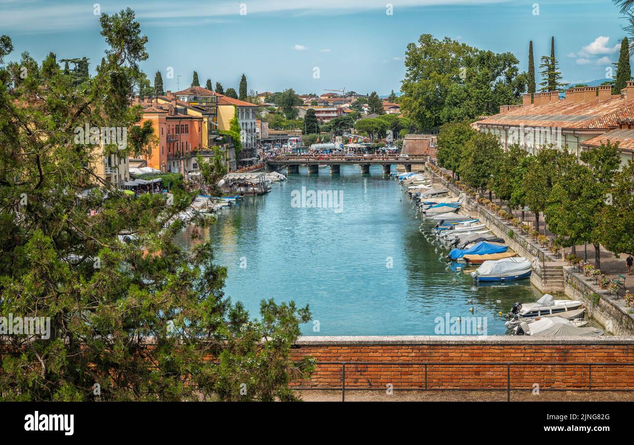 Peschiera del Garda ville avec vue sur le port et les bateaux, lac de Garde, Vénétie région du nord de l'Italie, Europe: Charmante citadelle fortifiée Banque D'Images