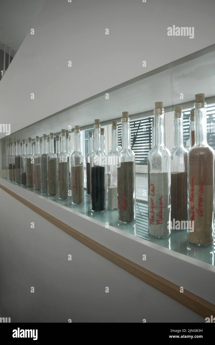 Architecture bio-durable, appartement sur plusieurs niveaux avec terrasses, collection de sable des plages du monde. Banque D'Images