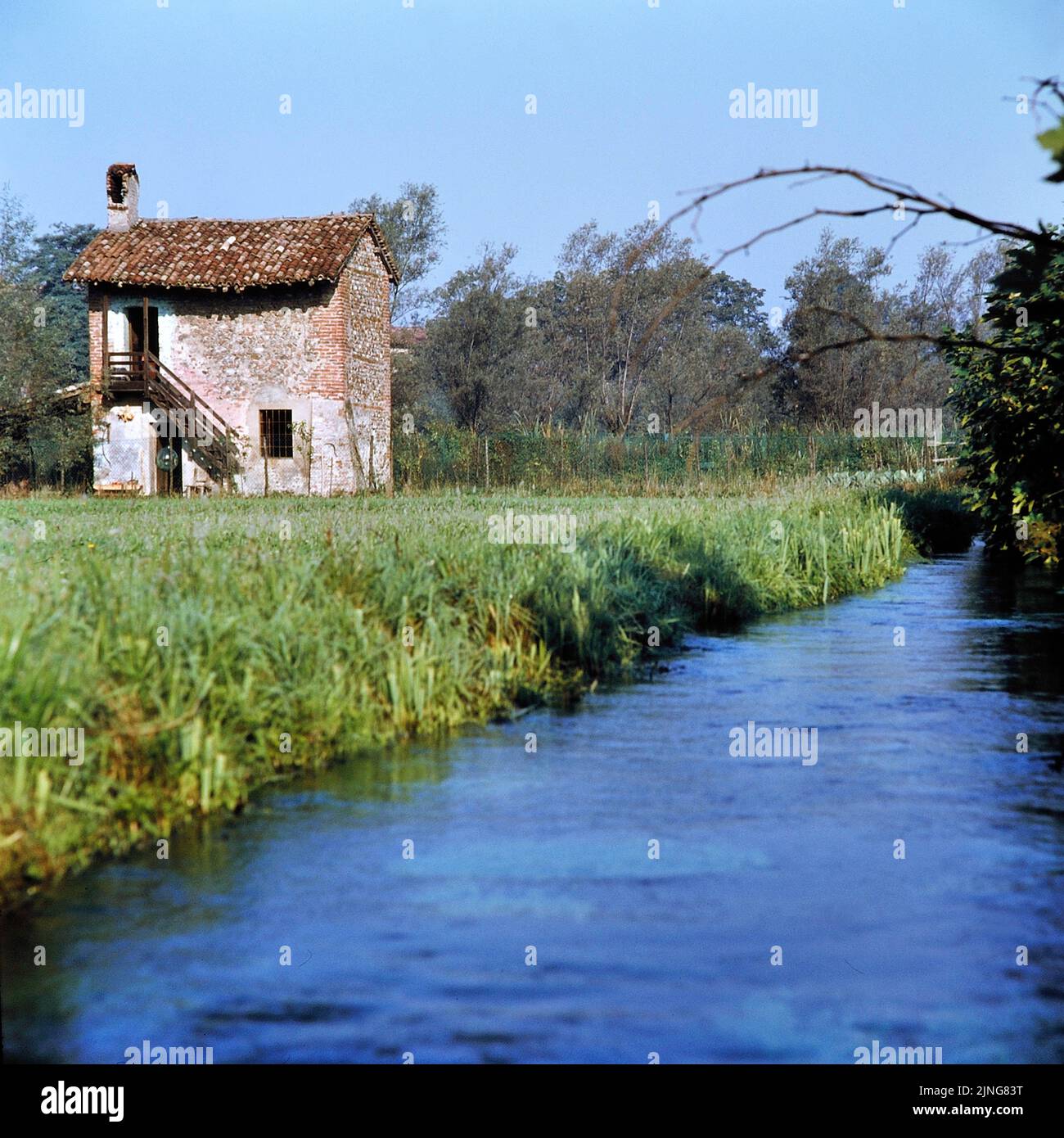 Architecture bio-durable, petite maison de campagne, style rustique. Banque D'Images
