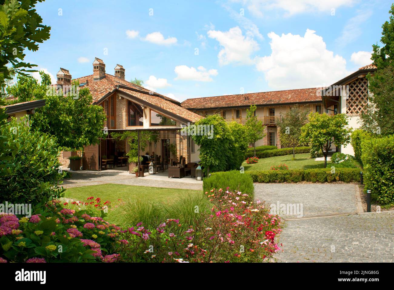 Architecture bio-durable, maison de campagne avec ancienne usine. Banque D'Images