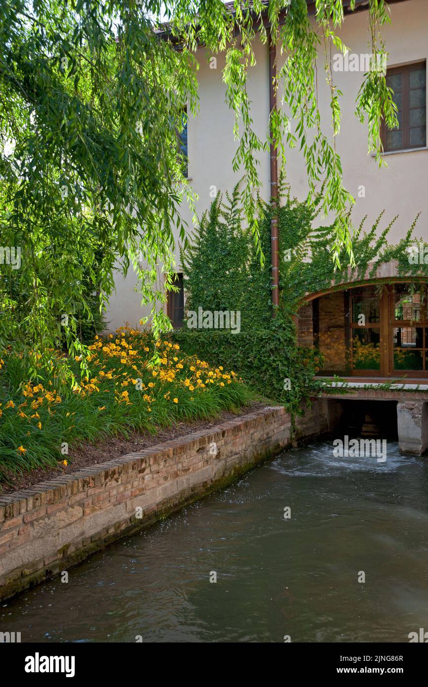 Architecture bio-durable, maison de campagne avec ancienne usine. Banque D'Images