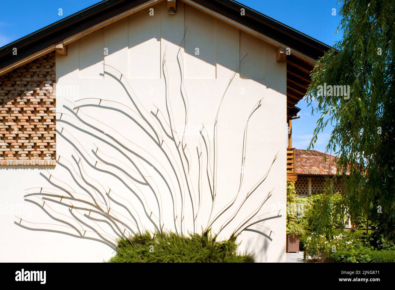 Architecture bio-durable, maison de campagne avec ancienne usine. Banque D'Images