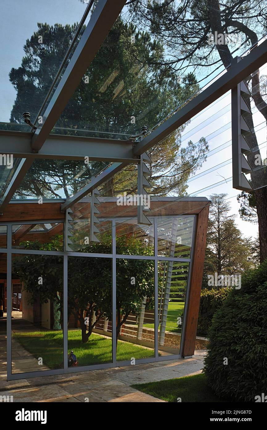 Architecture bio-durable, serre de verre et de bois. Banque D'Images