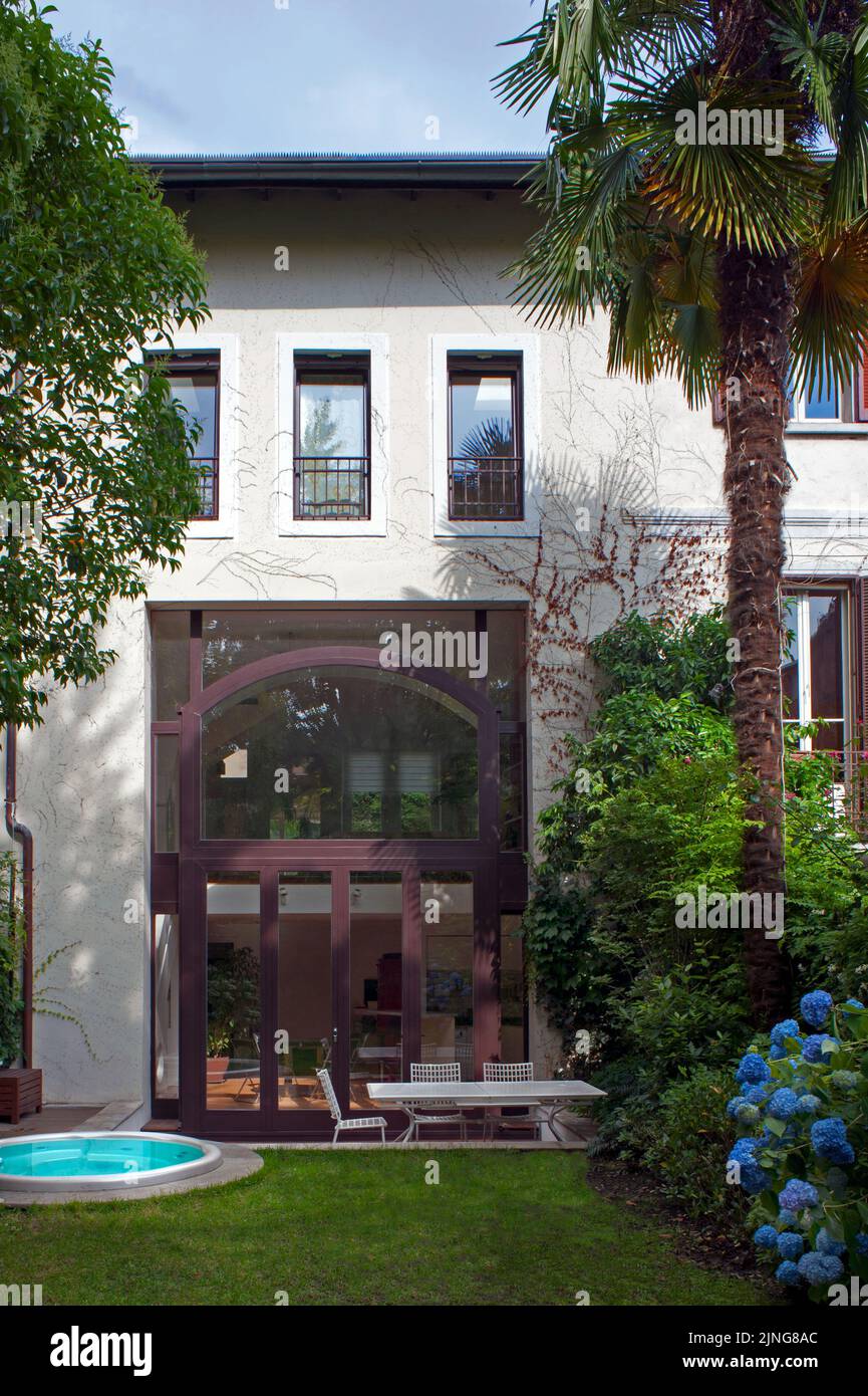 Architecture bio-durable, maison individuelle avec grande fenêtre. Banque D'Images