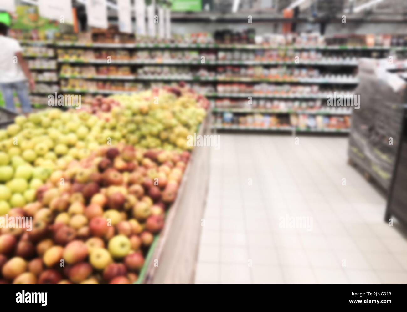 Résumé allée de supermarché floue avec étagères colorées fruit comme arrière-plan. Banque D'Images