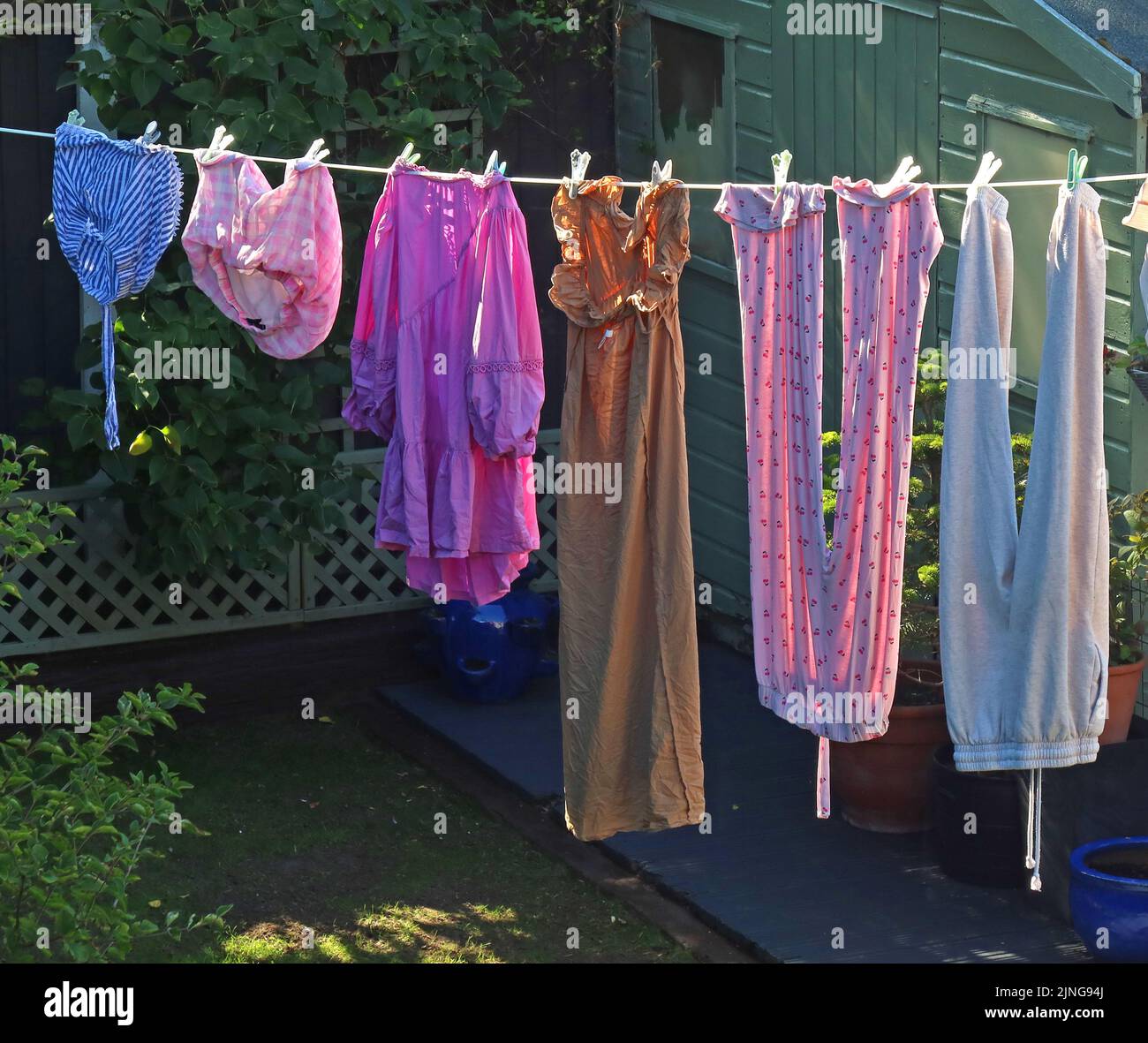 Une ligne de lavage typique dans le jardin, avec des vêtements qui sèchent sous le soleil et la brise, plutôt que de gaspiller de l'électricité dans un sèche-linge Banque D'Images