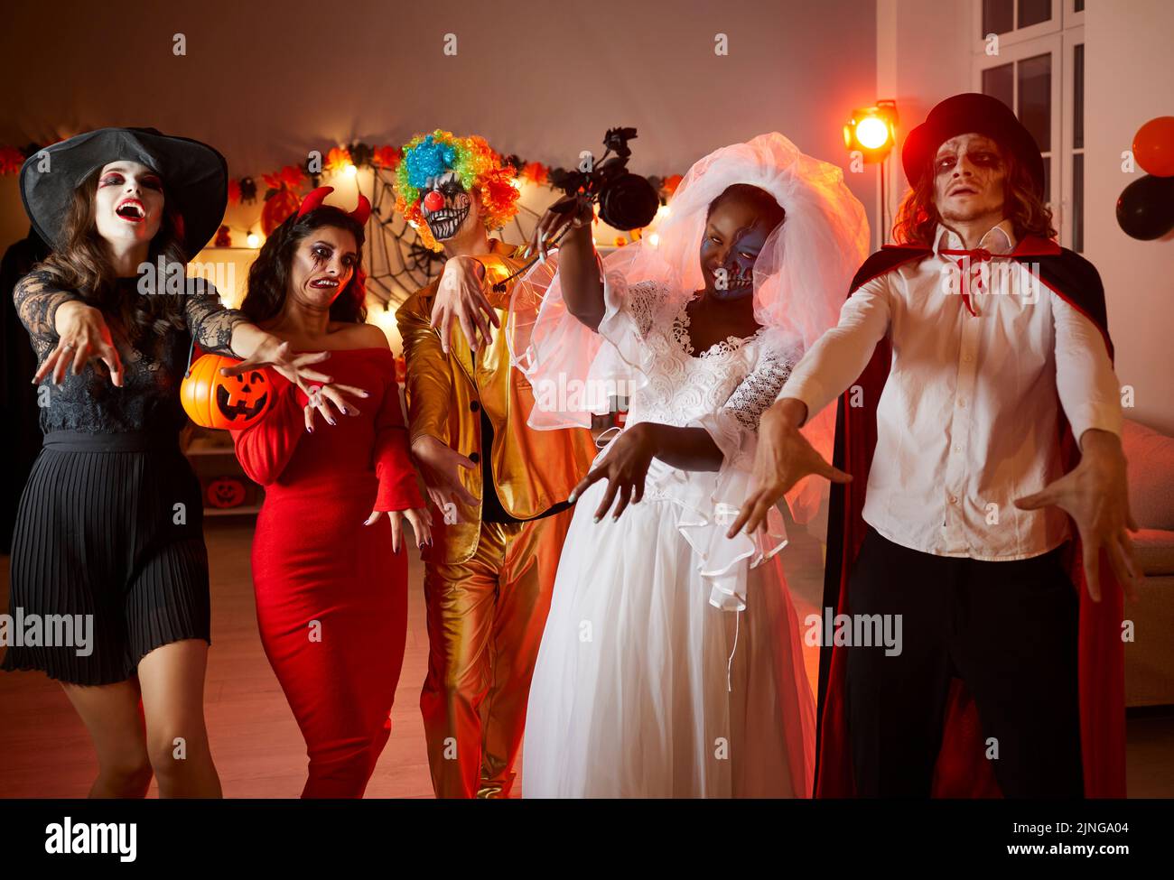 Portrait de divers personnages de la chambre d'horreur en costumes de creepy prétendant être mort à pied. Banque D'Images