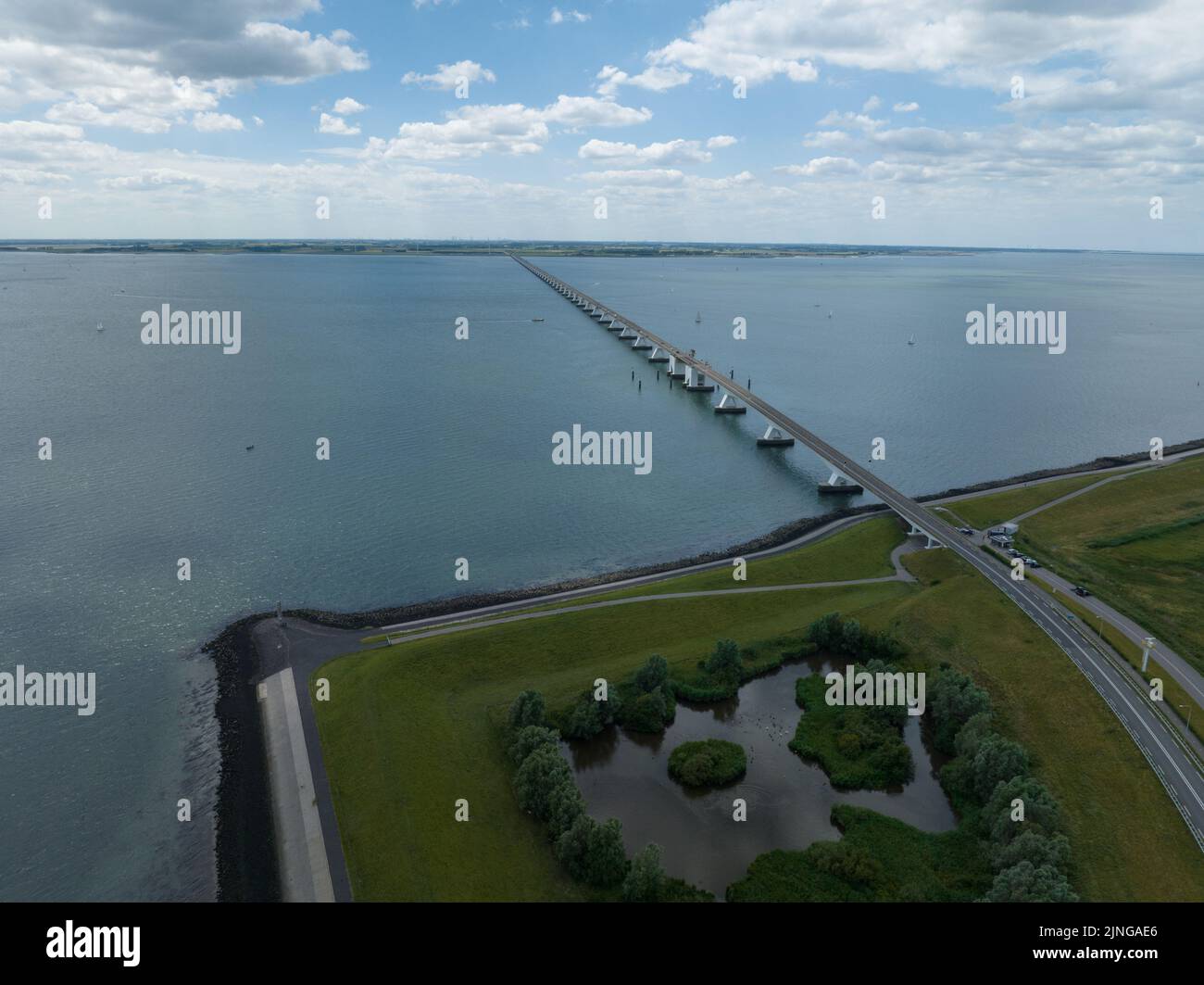 Pont de Zeelandbridge à l'infini dans la vue aérienne de drone de distance. Partie de Delta fonctionne. Infrastructure néerlandaise holland Zeeland. Livraison du transport Banque D'Images
