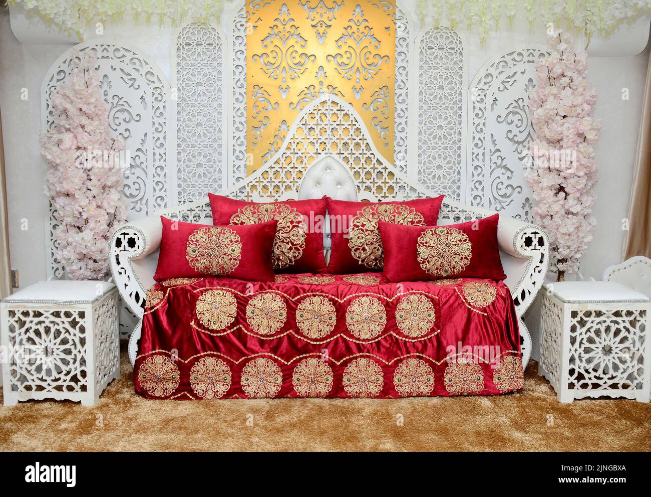 Canapé de mariage marocain traditionnel où la mariée est assise pour le ...