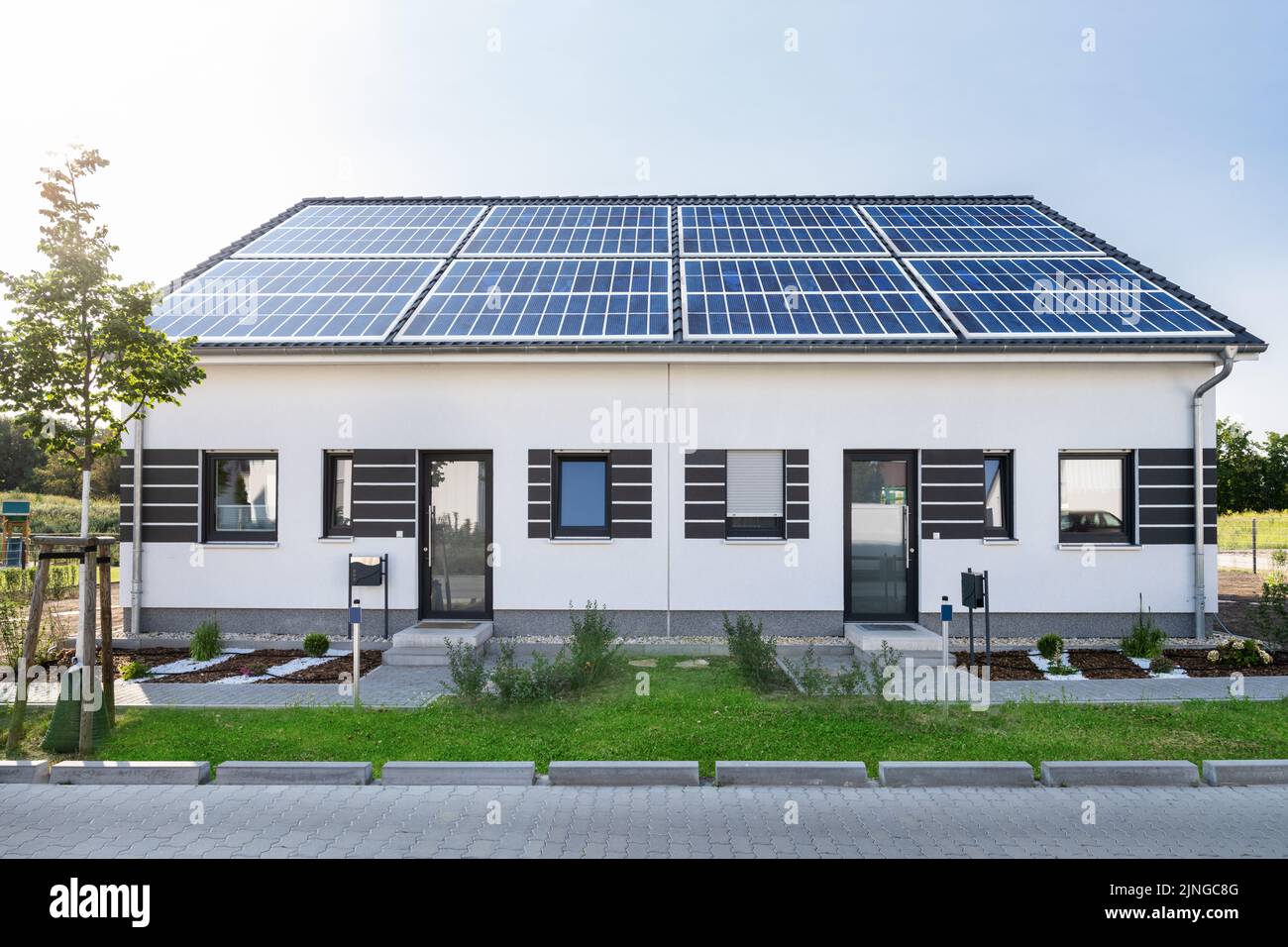 Maison Nouveau toit solaire. Investissement durable Banque D'Images